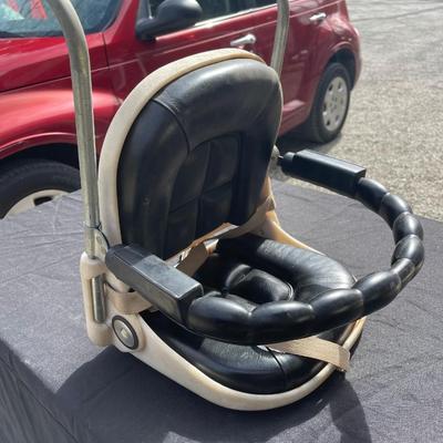 Lot 32 - Vintage toddler car seat and baby scale