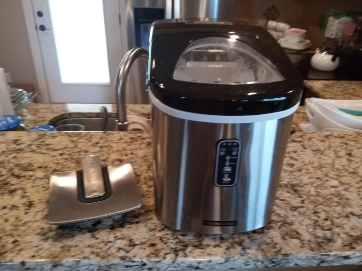 COUNTERTOP TRAMONTINA ICE MAKER AND XOX NAPKIN HOLDER
