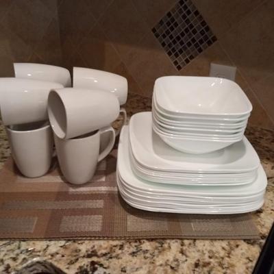 8 PLACE SETTING OF CORELLE DINNEWARE