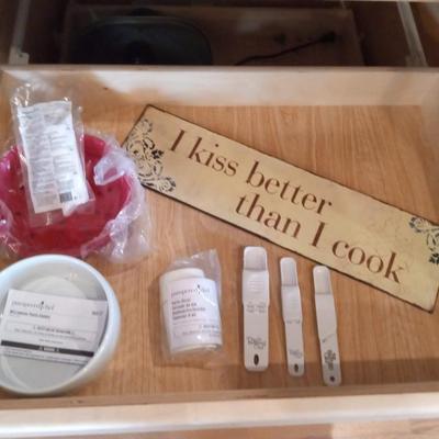 PAMPERED CHEF KITCHEN ITEMS AND A SIGN