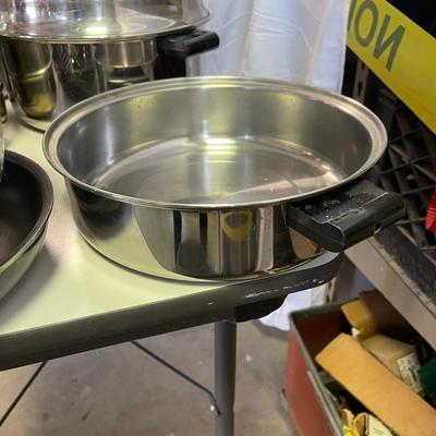 Lot 51 - cookware collection