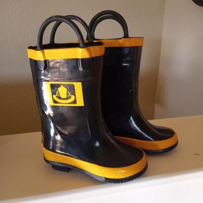 METAL FIRE BUCKET-KIDS RUBBER BOOTS AND SPARKY THE FIREMAN FIGURINE