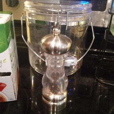TEA KETTLE-GLASS TEA DISPENSER-CLEAR CONTAINER AND TRUVIA PACKETS