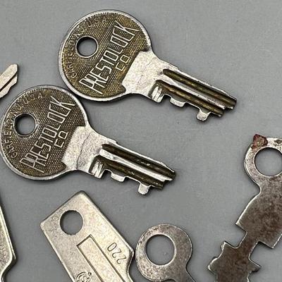 Lot of Small Miscellaneous Retro Vintage Keys