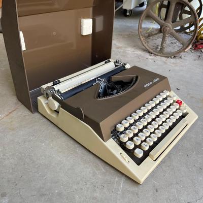 Lot 91 - Vintage Royal Safari Typewriter W/carrying case