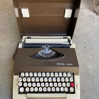 Lot 91 - Vintage Royal Safari Typewriter W/carrying case