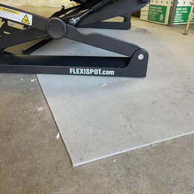 Lot 97 - Flexispot Stand up desk w/floor mat