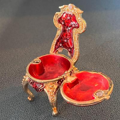 FANCY ORNATE CHAIR PILL BOX