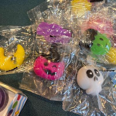 HALLOWEEN PARTY FAVORS 28 pc. PACK