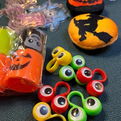 HALLOWEEN PARTY FAVORS 28 pc. PACK
