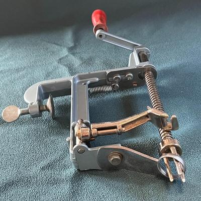 VINTAGE STYLE APPLE PEELER GIZMO RED HANDLE