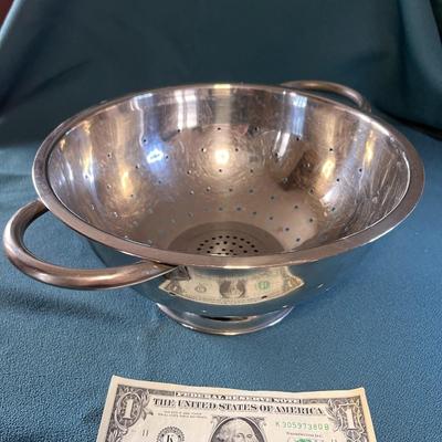 STAINLESS STEEL COLANDER WITH HANDLES 