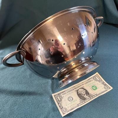 STAINLESS STEEL COLANDER WITH HANDLES 