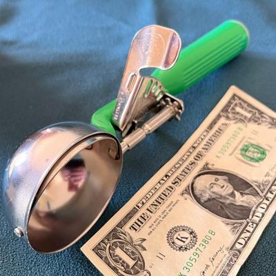 WELL MADE ICE CREAM SCOOP BY VOLLRATH