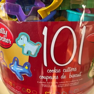 WOW! 101 COOKIE CUTTERS BY BETTY CROCKER 