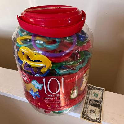 WOW! 101 COOKIE CUTTERS BY BETTY CROCKER 