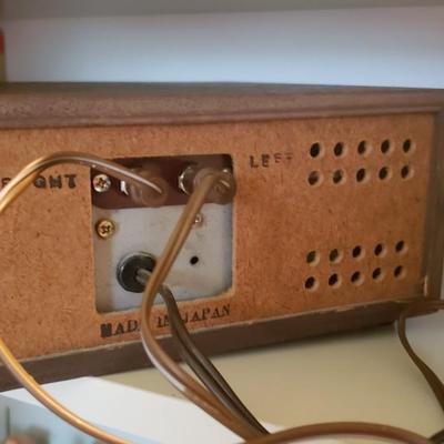 8 track stereo with 2 speakers