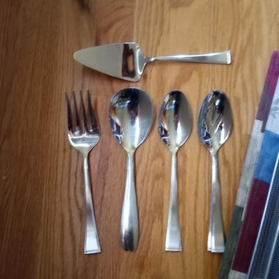TOMODACHI EATING & SERVING  UTENSILS IN METAL TRAY AND SIX PLACEMATS