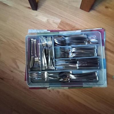 TOMODACHI EATING & SERVING  UTENSILS IN METAL TRAY AND SIX PLACEMATS