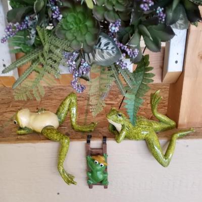 BRANCH & FLOWER WREATH AND SMALL FROG FIGURINES