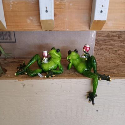 SMALL FROG FIGURINES AND COLORFUL WREATH