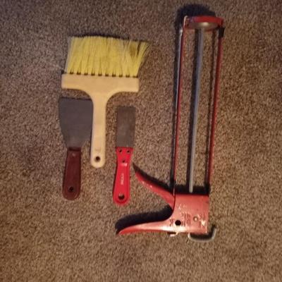 WAGNER SPRAY FAST PAINT SPRAYER IN CASE-CAULK GUN AND PUTTY KNIVES