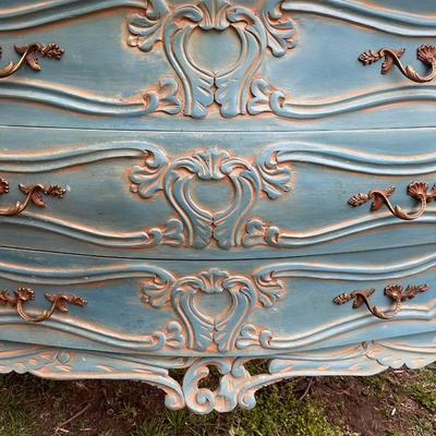 Lot 117 - Gorgeous dresser made in Italy!