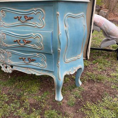 Lot 117 - Gorgeous dresser made in Italy!