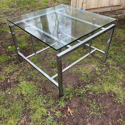 Lot 118 - Modern squared glass top table, metal base