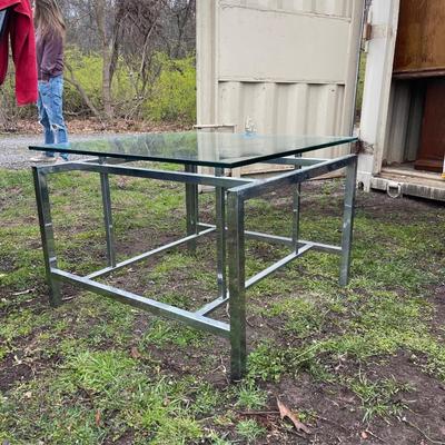 Lot 118 - Modern squared glass top table, metal base