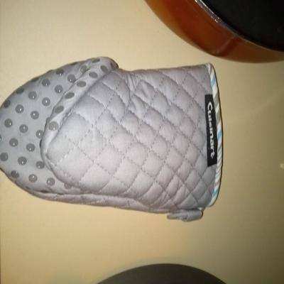 LARGE SKILLET, DUTCH OVEN AND CUISINART OVEN MITT
