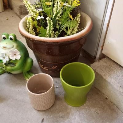 PLANTING POTS-WATER CAN-FROG FIGURINE AND WREATH