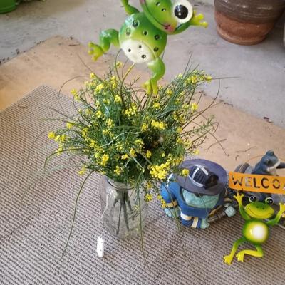YARD FROG FIGURINES JAR WITH FLOWERS THAT LIGHT UP