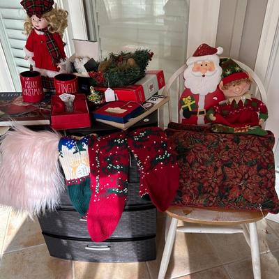 Lot 17: Holiday items & more