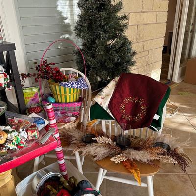 Lot 17: Holiday items & more