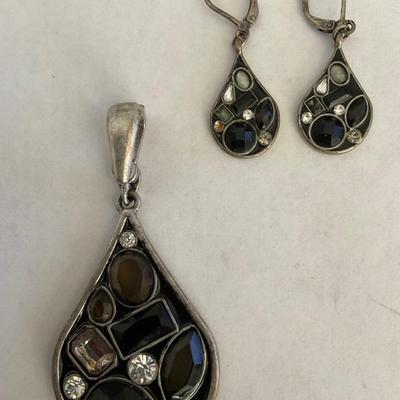 Earrings and necklaces pendant.