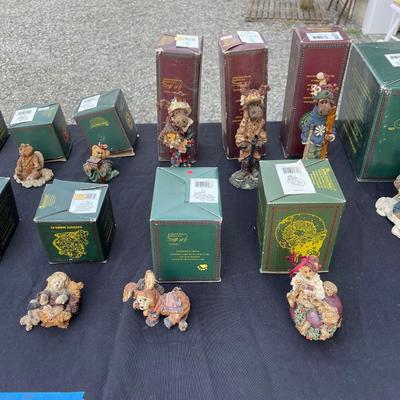 Lot 165 - 17 Boyds Bear Collection with boxes