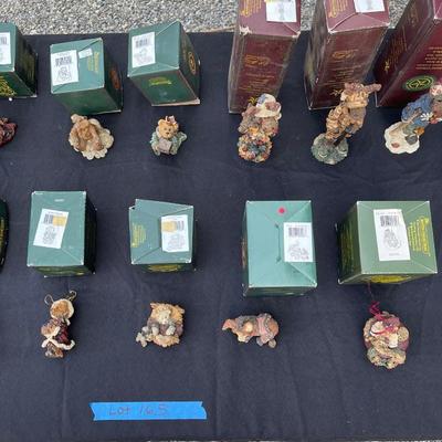 Lot 165 - 17 Boyds Bear Collection with boxes