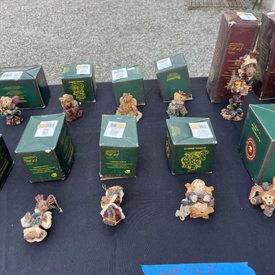 Lot 165 - 17 Boyds Bear Collection with boxes