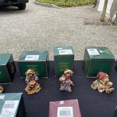 Lot 166 - 18 Boyds Bear Collection w/box and ornements