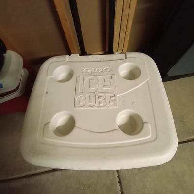 IGLOO ICE CUBE COOLER WITH DRINK HOLDERS