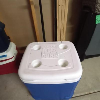 IGLOO ICE CUBE COOLER WITH DRINK HOLDERS