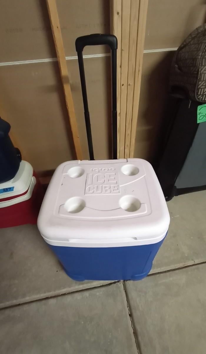 IGLOO ICE CUBE COOLER WITH DRINK HOLDERS