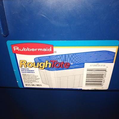 FIVE RUBBERMAID STORAGE TOTES WITH LIDS