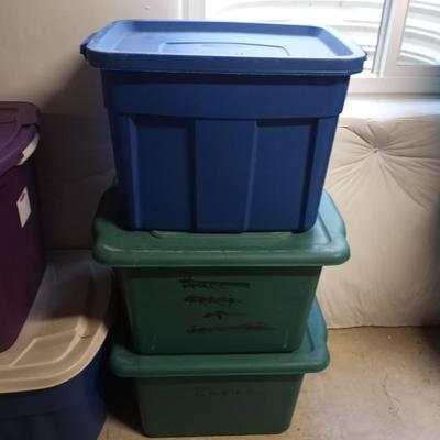 FIVE RUBBERMAID STORAGE TOTES WITH LIDS