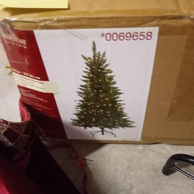 4,5' PRELIT CHRISTMAS TREE-STAND-TREE SKIRT AND TINSEL GARLAND