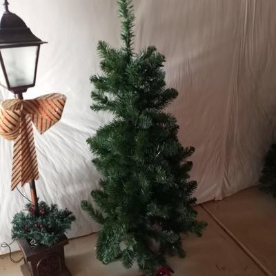 4' CHRISTMAS TREE-LAMP POST AND RUG