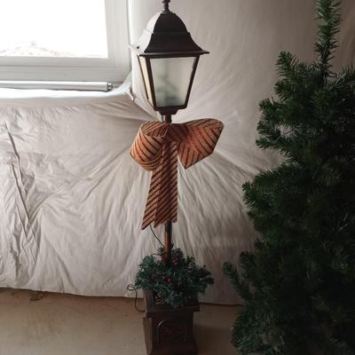4' CHRISTMAS TREE-LAMP POST AND RUG
