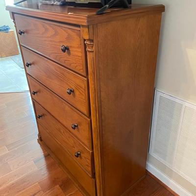 Oak Chest of Drawers - Lot 9