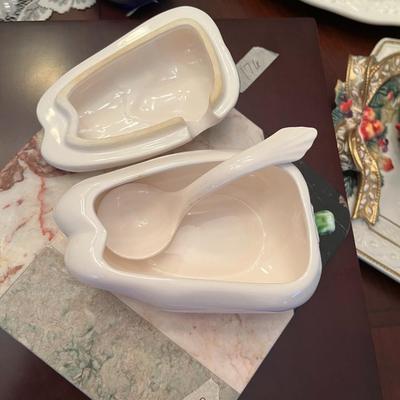 Ceramic Pepper dish with Lid and Ceramic spoon - Lot 164